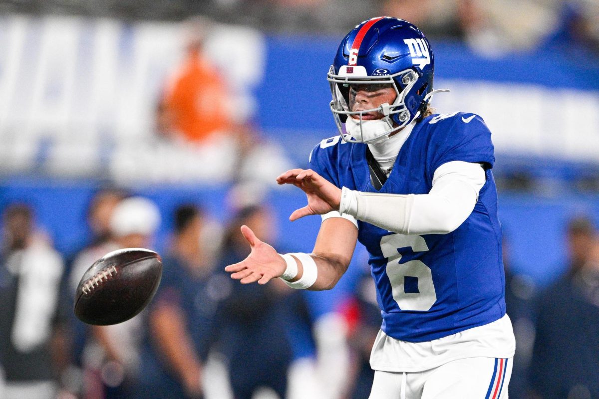 Aug 21, 2025; East Rutherford, New Jersey, USA; New York Giants quarterback Jaxson Dart (6) receives the ball from the snap during the first quarter against the New England Patriots at MetLife Stadium. Mandatory Credit: Mark Smith-Imagn Images